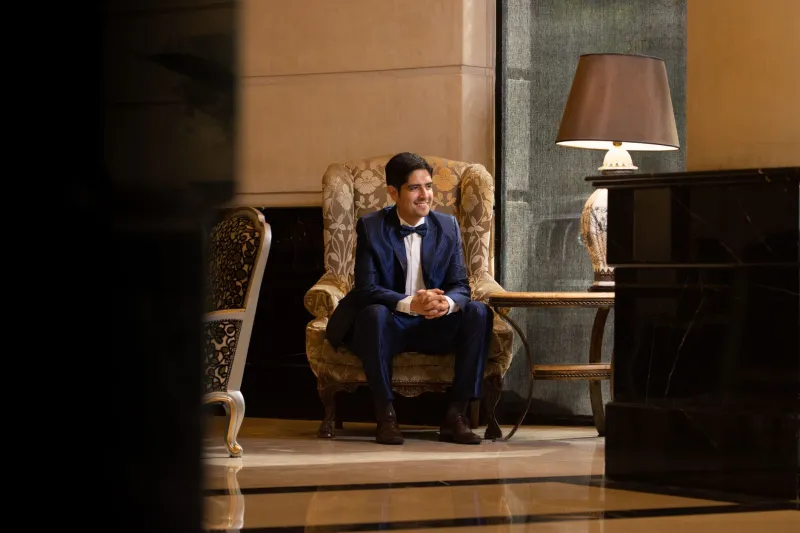What You See When Someone Finally Sees You: The Mirror Effect of Elite Companionship